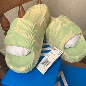 Adilette slides 22